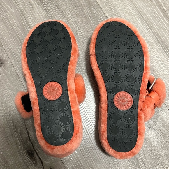 New UGG coral slippers - Picture 5 of 8